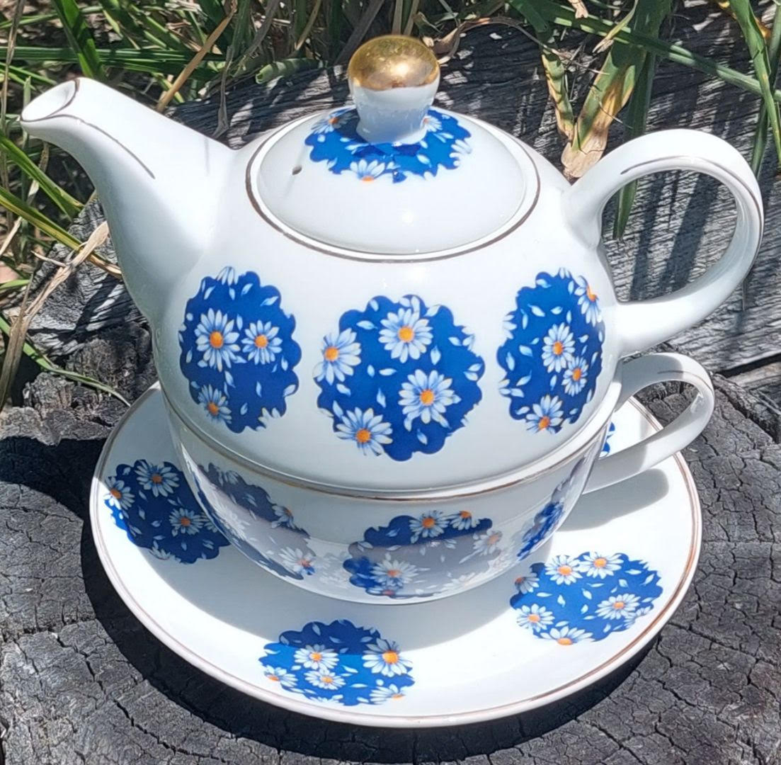 Blue Daisy Chintz tea for one (Custom) Blue Daisy Chintz tea for one (Custom)